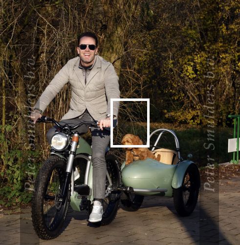 Amsterdam 12 december 2022
Robert Doornbos met zijn hond Simba op de electrische fiets van het merk Heritage Bike