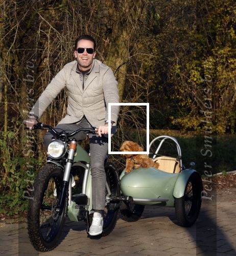 Amsterdam 12 december 2022
Robert Doornbos met zijn hond Simba op de electrische fiets van het merk Heritage Bike