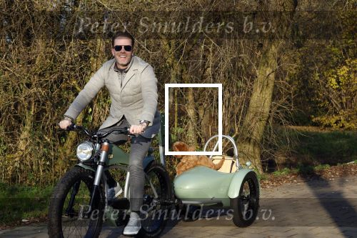 Amsterdam 12 december 2022
Robert Doornbos met zijn hond Simba op de electrische fiets van het merk Heritage Bike