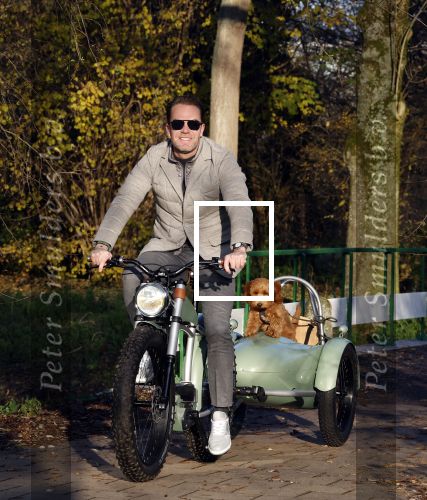 Amsterdam 12 december 2022
Robert Doornbos met zijn hond Simba op de electrische fiets van het merk Heritage Bike