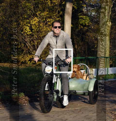 Amsterdam 12 december 2022
Robert Doornbos met zijn hond Simba op de electrische fiets van het merk Heritage Bike