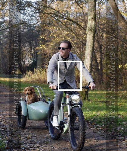 Amsterdam 12 december 2022
Robert Doornbos met zijn hond Simba op de electrische fiets van het merk Heritage Bike
