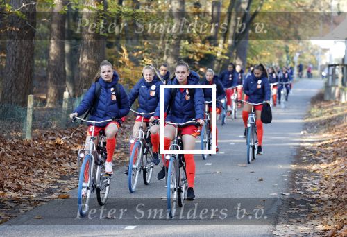 Zeist 14 november 2022
Het Nederlands vrouwen elftal vertrekt met fiets naar training onder leiding van Andries Jonker . Romee Leuchter