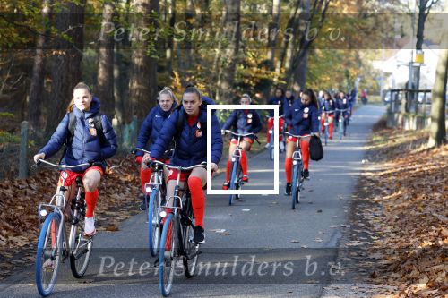 Zeist 14 november 2022
Het Nederlands vrouwen elftal vertrekt met fiets naar training onder leiding van Andries Jonker . Romee Leuchter