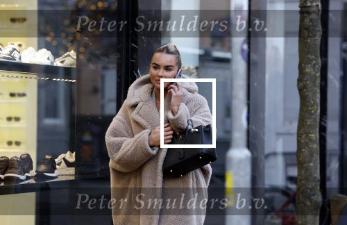 Amsterdam 15 december 2022
Sarah v Soelen bellend op de pc hooftstraat