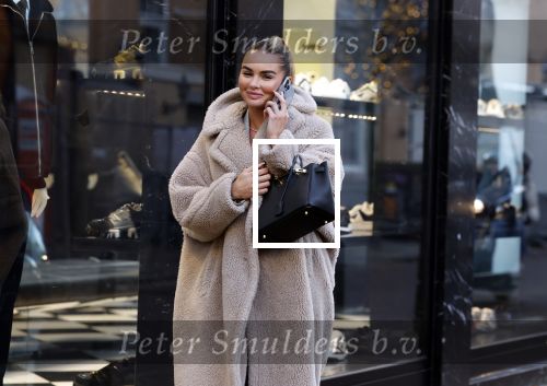 Amsterdam 15 december 2022
Sarah v Soelen bellend op de pc hooftstraat