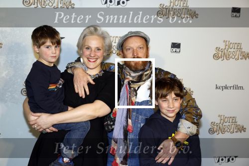 Amsterdam 11 december 2022
Premiere Hotel Sinestra in Pathe Noord 
Stefan Perceval met zijn partner en kinderen
