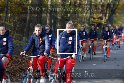 Zeist 14 november 2022
Het Nederlands vrouwen elftal vertrekt met fiets naar training onder leiding van Andries Jonker .Stefanie v d Gragt