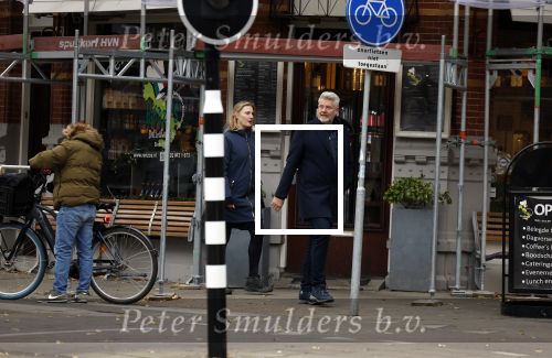 Amsterdam 4 december 2022
Sybrand Niessen en zijn vrouw aan het wandelen door Amsterdam zuid.