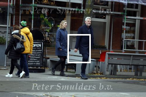 Amsterdam 4 december 2022
Sybrand Niessen en zijn vrouw aan het wandelen door Amsterdam zuid.