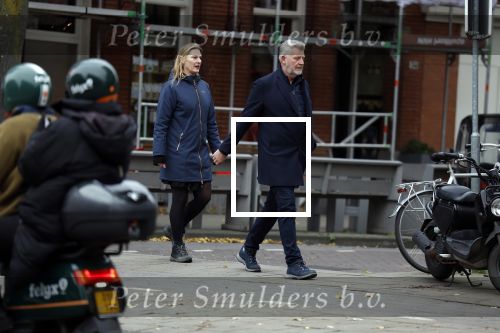 Amsterdam 4 december 2022
Sybrand Niessen en zijn vrouw aan het wandelen door Amsterdam zuid.