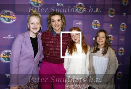 Amsterdam 17 december 2022
Premiere het feest van tante Ria in Pathe Noord .
Cast bestaat oa uit Najib Amhali Tooske Ragas Edo Brunner Edsilia Rombley Jack v gelder Pim Muda Thimo v Haaren  Ridder v Kooten Esther Mbire en Piet Tomassen. Tooske Ragas kwam met haar dochters