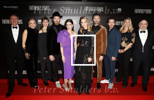 Amsterdam 19 december 2022
Premiere Faithfully Yours in Tuschinski
V.l.n.r. Rachel van Bommel producent Andre van Duren regie en scenario Elisabeth Lodeizen scenario en Paul Jan Nelissen scenario