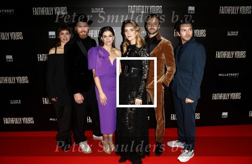 Amsterdam 19 december 2022
Premiere Faithfully Yours in Tuschinski
V.l.n.r. Rachel van Bommel producent Andre van Duren regie en scenario Elisabeth Lodeizen scenario en Paul Jan Nelissen scenario