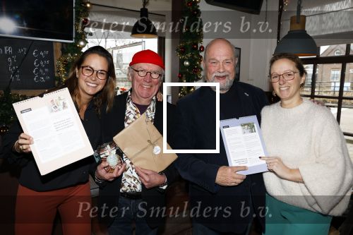 Baambrugge 11 december 2022
Presentatie kalendar met Harry Slinger en Bert Simhoffer. Harry kwam met zijn vrouw en Bert met zijn vrouw em 2 kinderen .