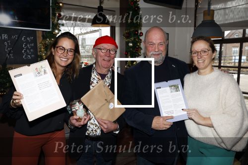 Baambrugge 11 december 2022
Presentatie kalendar met Harry Slinger en Bert Simhoffer. Harry kwam met zijn vrouw en Bert met zijn vrouw em 2 kinderen .