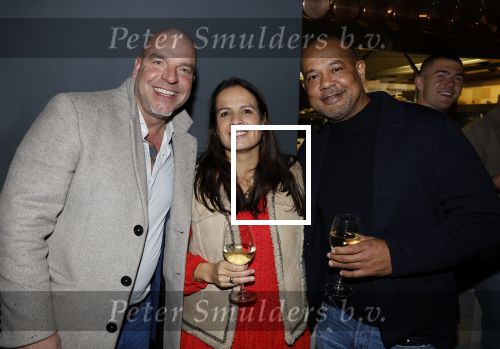 IJsselstin 27 november 2023
Boekpresentatie Glenn Helder . Wesley Sneijder krijgt het eerste exemplaar.
Altetha Leidelmeijer  Andy v d Meijde en Marciano Vink