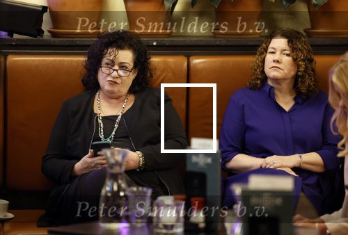 Den Haag 13 november 2023
In aanloop naar de Tweede Kamerverkiezingen organiseren de vrouwenbladen Libelle, Margriet, Flair en Nouveau gezamenlijk het VerkiezingscafÃ©. De vier hoofdredacteuren verwelkomen prominente vrouwen op de kieslijst van de grootste politieke partijen.
Op maandag 13 november 2023 gaan vooraanstaande vrouwelijke politici van verschillende partijen met elkaar in debat, onder leiding van journaliste Diana Matroos. Hoofdredacteuren Hilmar Mulder (Libelle), Helene van Santen (Margriet), Marije Veerman (Flair) en Claudia Straatmans (Nouveau) praten met hen over de belangrijkste themaâ€™s die hun lezeressen aangaan.
De volgende vrouwelijke politici schuiven aan om te vertellen waarvoor zij staan tijdens de Tweede Kamerverkiezingen: Sophie Hermans (VVD), Caroline van der Plas (BBB), Lisa Westerveld (GroenLinks/PvdA), Hilde Palland (CDA), JoÃ«lle Gooijer (ChristenUnie), Anne-Marijke Podt (D66) en Lilian Marijnissen (SP). Alles speelt zich af bij Dudok.