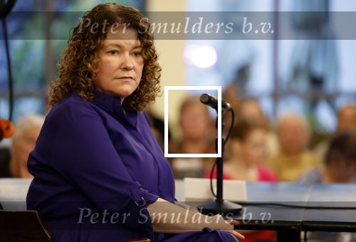 Den Haag 13 november 2023
In aanloop naar de Tweede Kamerverkiezingen organiseren de vrouwenbladen Libelle, Margriet, Flair en Nouveau gezamenlijk het VerkiezingscafÃ©. De vier hoofdredacteuren verwelkomen prominente vrouwen op de kieslijst van de grootste politieke partijen.
Op maandag 13 november 2023 gaan vooraanstaande vrouwelijke politici van verschillende partijen met elkaar in debat, onder leiding van journaliste Diana Matroos. Hoofdredacteuren Hilmar Mulder (Libelle), Helene van Santen (Margriet), Marije Veerman (Flair) en Claudia Straatmans (Nouveau) praten met hen over de belangrijkste themaâ€™s die hun lezeressen aangaan.
De volgende vrouwelijke politici schuiven aan om te vertellen waarvoor zij staan tijdens de Tweede Kamerverkiezingen: Sophie Hermans (VVD), Caroline van der Plas (BBB), Lisa Westerveld (GroenLinks/PvdA), Hilde Palland (CDA), JoÃ«lle Gooijer (ChristenUnie), Anne-Marijke Podt (D66) en Lilian Marijnissen (SP). Alles speelt zich af bij Dudok.