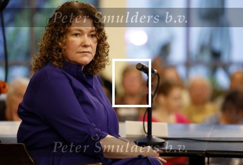 Den Haag 13 november 2023
In aanloop naar de Tweede Kamerverkiezingen organiseren de vrouwenbladen Libelle, Margriet, Flair en Nouveau gezamenlijk het VerkiezingscafÃ©. De vier hoofdredacteuren verwelkomen prominente vrouwen op de kieslijst van de grootste politieke partijen.
Op maandag 13 november 2023 gaan vooraanstaande vrouwelijke politici van verschillende partijen met elkaar in debat, onder leiding van journaliste Diana Matroos. Hoofdredacteuren Hilmar Mulder (Libelle), Helene van Santen (Margriet), Marije Veerman (Flair) en Claudia Straatmans (Nouveau) praten met hen over de belangrijkste themaâ€™s die hun lezeressen aangaan.
De volgende vrouwelijke politici schuiven aan om te vertellen waarvoor zij staan tijdens de Tweede Kamerverkiezingen: Sophie Hermans (VVD), Caroline van der Plas (BBB), Lisa Westerveld (GroenLinks/PvdA), Hilde Palland (CDA), JoÃ«lle Gooijer (ChristenUnie), Anne-Marijke Podt (D66) en Lilian Marijnissen (SP). Alles speelt zich af bij Dudok.