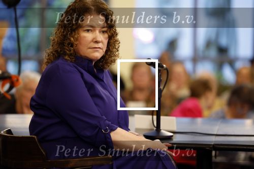 Den Haag 13 november 2023
In aanloop naar de Tweede Kamerverkiezingen organiseren de vrouwenbladen Libelle, Margriet, Flair en Nouveau gezamenlijk het VerkiezingscafÃ©. De vier hoofdredacteuren verwelkomen prominente vrouwen op de kieslijst van de grootste politieke partijen.
Op maandag 13 november 2023 gaan vooraanstaande vrouwelijke politici van verschillende partijen met elkaar in debat, onder leiding van journaliste Diana Matroos. Hoofdredacteuren Hilmar Mulder (Libelle), Helene van Santen (Margriet), Marije Veerman (Flair) en Claudia Straatmans (Nouveau) praten met hen over de belangrijkste themaâ€™s die hun lezeressen aangaan.
De volgende vrouwelijke politici schuiven aan om te vertellen waarvoor zij staan tijdens de Tweede Kamerverkiezingen: Sophie Hermans (VVD), Caroline van der Plas (BBB), Lisa Westerveld (GroenLinks/PvdA), Hilde Palland (CDA), JoÃ«lle Gooijer (ChristenUnie), Anne-Marijke Podt (D66) en Lilian Marijnissen (SP). Alles speelt zich af bij Dudok.