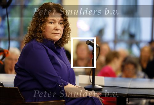 Den Haag 13 november 2023
In aanloop naar de Tweede Kamerverkiezingen organiseren de vrouwenbladen Libelle, Margriet, Flair en Nouveau gezamenlijk het VerkiezingscafÃ©. De vier hoofdredacteuren verwelkomen prominente vrouwen op de kieslijst van de grootste politieke partijen.
Op maandag 13 november 2023 gaan vooraanstaande vrouwelijke politici van verschillende partijen met elkaar in debat, onder leiding van journaliste Diana Matroos. Hoofdredacteuren Hilmar Mulder (Libelle), Helene van Santen (Margriet), Marije Veerman (Flair) en Claudia Straatmans (Nouveau) praten met hen over de belangrijkste themaâ€™s die hun lezeressen aangaan.
De volgende vrouwelijke politici schuiven aan om te vertellen waarvoor zij staan tijdens de Tweede Kamerverkiezingen: Sophie Hermans (VVD), Caroline van der Plas (BBB), Lisa Westerveld (GroenLinks/PvdA), Hilde Palland (CDA), JoÃ«lle Gooijer (ChristenUnie), Anne-Marijke Podt (D66) en Lilian Marijnissen (SP). Alles speelt zich af bij Dudok.