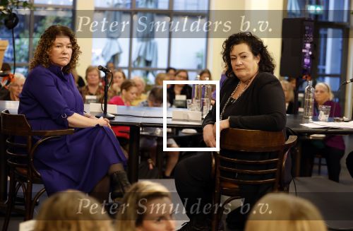 Den Haag 13 november 2023
In aanloop naar de Tweede Kamerverkiezingen organiseren de vrouwenbladen Libelle, Margriet, Flair en Nouveau gezamenlijk het VerkiezingscafÃ©. De vier hoofdredacteuren verwelkomen prominente vrouwen op de kieslijst van de grootste politieke partijen.
Op maandag 13 november 2023 gaan vooraanstaande vrouwelijke politici van verschillende partijen met elkaar in debat, onder leiding van journaliste Diana Matroos. Hoofdredacteuren Hilmar Mulder (Libelle), Helene van Santen (Margriet), Marije Veerman (Flair) en Claudia Straatmans (Nouveau) praten met hen over de belangrijkste themaâ€™s die hun lezeressen aangaan.
De volgende vrouwelijke politici schuiven aan om te vertellen waarvoor zij staan tijdens de Tweede Kamerverkiezingen: Sophie Hermans (VVD), Caroline van der Plas (BBB), Lisa Westerveld (GroenLinks/PvdA), Hilde Palland (CDA), JoÃ«lle Gooijer (ChristenUnie), Anne-Marijke Podt (D66) en Lilian Marijnissen (SP). Alles speelt zich af bij Dudok.