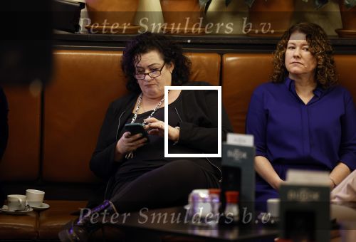 Den Haag 13 november 2023
In aanloop naar de Tweede Kamerverkiezingen organiseren de vrouwenbladen Libelle, Margriet, Flair en Nouveau gezamenlijk het VerkiezingscafÃ©. De vier hoofdredacteuren verwelkomen prominente vrouwen op de kieslijst van de grootste politieke partijen.
Op maandag 13 november 2023 gaan vooraanstaande vrouwelijke politici van verschillende partijen met elkaar in debat, onder leiding van journaliste Diana Matroos. Hoofdredacteuren Hilmar Mulder (Libelle), Helene van Santen (Margriet), Marije Veerman (Flair) en Claudia Straatmans (Nouveau) praten met hen over de belangrijkste themaâ€™s die hun lezeressen aangaan.
De volgende vrouwelijke politici schuiven aan om te vertellen waarvoor zij staan tijdens de Tweede Kamerverkiezingen: Sophie Hermans (VVD), Caroline van der Plas (BBB), Lisa Westerveld (GroenLinks/PvdA), Hilde Palland (CDA), JoÃ«lle Gooijer (ChristenUnie), Anne-Marijke Podt (D66) en Lilian Marijnissen (SP). Alles speelt zich af bij Dudok.