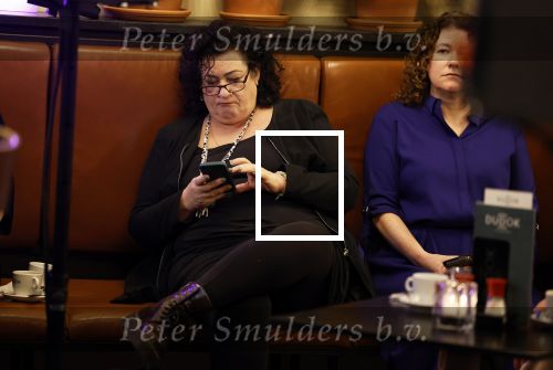 Den Haag 13 november 2023
In aanloop naar de Tweede Kamerverkiezingen organiseren de vrouwenbladen Libelle, Margriet, Flair en Nouveau gezamenlijk het VerkiezingscafÃ©. De vier hoofdredacteuren verwelkomen prominente vrouwen op de kieslijst van de grootste politieke partijen.
Op maandag 13 november 2023 gaan vooraanstaande vrouwelijke politici van verschillende partijen met elkaar in debat, onder leiding van journaliste Diana Matroos. Hoofdredacteuren Hilmar Mulder (Libelle), Helene van Santen (Margriet), Marije Veerman (Flair) en Claudia Straatmans (Nouveau) praten met hen over de belangrijkste themaâ€™s die hun lezeressen aangaan.
De volgende vrouwelijke politici schuiven aan om te vertellen waarvoor zij staan tijdens de Tweede Kamerverkiezingen: Sophie Hermans (VVD), Caroline van der Plas (BBB), Lisa Westerveld (GroenLinks/PvdA), Hilde Palland (CDA), JoÃ«lle Gooijer (ChristenUnie), Anne-Marijke Podt (D66) en Lilian Marijnissen (SP). Alles speelt zich af bij Dudok.