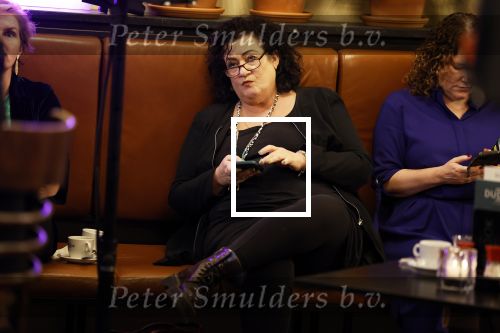 Den Haag 13 november 2023
In aanloop naar de Tweede Kamerverkiezingen organiseren de vrouwenbladen Libelle, Margriet, Flair en Nouveau gezamenlijk het VerkiezingscafÃ©. De vier hoofdredacteuren verwelkomen prominente vrouwen op de kieslijst van de grootste politieke partijen.
Op maandag 13 november 2023 gaan vooraanstaande vrouwelijke politici van verschillende partijen met elkaar in debat, onder leiding van journaliste Diana Matroos. Hoofdredacteuren Hilmar Mulder (Libelle), Helene van Santen (Margriet), Marije Veerman (Flair) en Claudia Straatmans (Nouveau) praten met hen over de belangrijkste themaâ€™s die hun lezeressen aangaan.
De volgende vrouwelijke politici schuiven aan om te vertellen waarvoor zij staan tijdens de Tweede Kamerverkiezingen: Sophie Hermans (VVD), Caroline van der Plas (BBB), Lisa Westerveld (GroenLinks/PvdA), Hilde Palland (CDA), JoÃ«lle Gooijer (ChristenUnie), Anne-Marijke Podt (D66) en Lilian Marijnissen (SP). Alles speelt zich af bij Dudok.