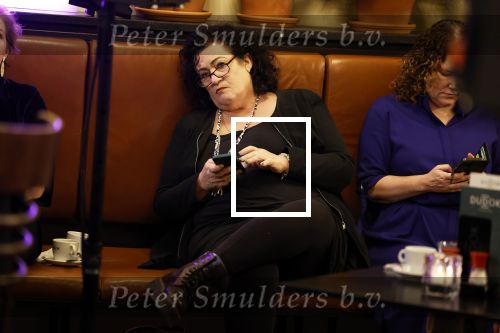 Den Haag 13 november 2023
In aanloop naar de Tweede Kamerverkiezingen organiseren de vrouwenbladen Libelle, Margriet, Flair en Nouveau gezamenlijk het VerkiezingscafÃ©. De vier hoofdredacteuren verwelkomen prominente vrouwen op de kieslijst van de grootste politieke partijen.
Op maandag 13 november 2023 gaan vooraanstaande vrouwelijke politici van verschillende partijen met elkaar in debat, onder leiding van journaliste Diana Matroos. Hoofdredacteuren Hilmar Mulder (Libelle), Helene van Santen (Margriet), Marije Veerman (Flair) en Claudia Straatmans (Nouveau) praten met hen over de belangrijkste themaâ€™s die hun lezeressen aangaan.
De volgende vrouwelijke politici schuiven aan om te vertellen waarvoor zij staan tijdens de Tweede Kamerverkiezingen: Sophie Hermans (VVD), Caroline van der Plas (BBB), Lisa Westerveld (GroenLinks/PvdA), Hilde Palland (CDA), JoÃ«lle Gooijer (ChristenUnie), Anne-Marijke Podt (D66) en Lilian Marijnissen (SP). Alles speelt zich af bij Dudok.