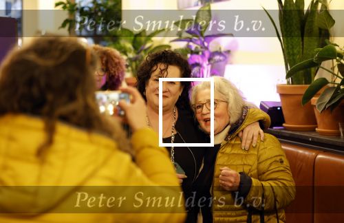Den Haag 13 november 2023
In aanloop naar de Tweede Kamerverkiezingen organiseren de vrouwenbladen Libelle, Margriet, Flair en Nouveau gezamenlijk het VerkiezingscafÃ©. De vier hoofdredacteuren verwelkomen prominente vrouwen op de kieslijst van de grootste politieke partijen.
Op maandag 13 november 2023 gaan vooraanstaande vrouwelijke politici van verschillende partijen met elkaar in debat, onder leiding van journaliste Diana Matroos. Hoofdredacteuren Hilmar Mulder (Libelle), Helene van Santen (Margriet), Marije Veerman (Flair) en Claudia Straatmans (Nouveau) praten met hen over de belangrijkste themaâ€™s die hun lezeressen aangaan.
De volgende vrouwelijke politici schuiven aan om te vertellen waarvoor zij staan tijdens de Tweede Kamerverkiezingen: Sophie Hermans (VVD), Caroline van der Plas (BBB), Lisa Westerveld (GroenLinks/PvdA), Hilde Palland (CDA), JoÃ«lle Gooijer (ChristenUnie), Anne-Marijke Podt (D66) en Lilian Marijnissen (SP). Alles speelt zich af bij Dudok.
