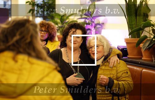 Den Haag 13 november 2023
In aanloop naar de Tweede Kamerverkiezingen organiseren de vrouwenbladen Libelle, Margriet, Flair en Nouveau gezamenlijk het VerkiezingscafÃ©. De vier hoofdredacteuren verwelkomen prominente vrouwen op de kieslijst van de grootste politieke partijen.
Op maandag 13 november 2023 gaan vooraanstaande vrouwelijke politici van verschillende partijen met elkaar in debat, onder leiding van journaliste Diana Matroos. Hoofdredacteuren Hilmar Mulder (Libelle), Helene van Santen (Margriet), Marije Veerman (Flair) en Claudia Straatmans (Nouveau) praten met hen over de belangrijkste themaâ€™s die hun lezeressen aangaan.
De volgende vrouwelijke politici schuiven aan om te vertellen waarvoor zij staan tijdens de Tweede Kamerverkiezingen: Sophie Hermans (VVD), Caroline van der Plas (BBB), Lisa Westerveld (GroenLinks/PvdA), Hilde Palland (CDA), JoÃ«lle Gooijer (ChristenUnie), Anne-Marijke Podt (D66) en Lilian Marijnissen (SP). Alles speelt zich af bij Dudok.
