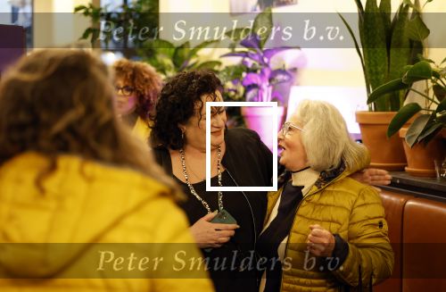 Den Haag 13 november 2023
In aanloop naar de Tweede Kamerverkiezingen organiseren de vrouwenbladen Libelle, Margriet, Flair en Nouveau gezamenlijk het VerkiezingscafÃ©. De vier hoofdredacteuren verwelkomen prominente vrouwen op de kieslijst van de grootste politieke partijen.
Op maandag 13 november 2023 gaan vooraanstaande vrouwelijke politici van verschillende partijen met elkaar in debat, onder leiding van journaliste Diana Matroos. Hoofdredacteuren Hilmar Mulder (Libelle), Helene van Santen (Margriet), Marije Veerman (Flair) en Claudia Straatmans (Nouveau) praten met hen over de belangrijkste themaâ€™s die hun lezeressen aangaan.
De volgende vrouwelijke politici schuiven aan om te vertellen waarvoor zij staan tijdens de Tweede Kamerverkiezingen: Sophie Hermans (VVD), Caroline van der Plas (BBB), Lisa Westerveld (GroenLinks/PvdA), Hilde Palland (CDA), JoÃ«lle Gooijer (ChristenUnie), Anne-Marijke Podt (D66) en Lilian Marijnissen (SP). Alles speelt zich af bij Dudok.