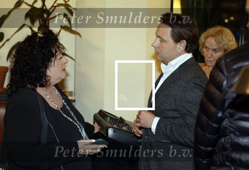 Den Haag 13 november 2023
In aanloop naar de Tweede Kamerverkiezingen organiseren de vrouwenbladen Libelle, Margriet, Flair en Nouveau gezamenlijk het VerkiezingscafÃ©. De vier hoofdredacteuren verwelkomen prominente vrouwen op de kieslijst van de grootste politieke partijen.
Op maandag 13 november 2023 gaan vooraanstaande vrouwelijke politici van verschillende partijen met elkaar in debat, onder leiding van journaliste Diana Matroos. Hoofdredacteuren Hilmar Mulder (Libelle), Helene van Santen (Margriet), Marije Veerman (Flair) en Claudia Straatmans (Nouveau) praten met hen over de belangrijkste themaâ€™s die hun lezeressen aangaan.
De volgende vrouwelijke politici schuiven aan om te vertellen waarvoor zij staan tijdens de Tweede Kamerverkiezingen: Sophie Hermans (VVD), Caroline van der Plas (BBB), Lisa Westerveld (GroenLinks/PvdA), Hilde Palland (CDA), JoÃ«lle Gooijer (ChristenUnie), Anne-Marijke Podt (D66) en Lilian Marijnissen (SP). Alles speelt zich af bij Dudok.
