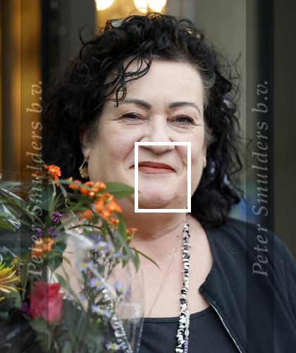 Den Haag 13 november 2023
In aanloop naar de Tweede Kamerverkiezingen organiseren de vrouwenbladen Libelle, Margriet, Flair en Nouveau gezamenlijk het VerkiezingscafÃ©. De vier hoofdredacteuren verwelkomen prominente vrouwen op de kieslijst van de grootste politieke partijen.
Op maandag 13 november 2023 gaan vooraanstaande vrouwelijke politici van verschillende partijen met elkaar in debat, onder leiding van journaliste Diana Matroos. Hoofdredacteuren Hilmar Mulder (Libelle), Helene van Santen (Margriet), Marije Veerman (Flair) en Claudia Straatmans (Nouveau) praten met hen over de belangrijkste themaâ€™s die hun lezeressen aangaan.
De volgende vrouwelijke politici schuiven aan om te vertellen waarvoor zij staan tijdens de Tweede Kamerverkiezingen: Sophie Hermans (VVD), Caroline van der Plas (BBB), Lisa Westerveld (GroenLinks/PvdA), Hilde Palland (CDA), JoÃ«lle Gooijer (ChristenUnie), Anne-Marijke Podt (D66) en Lilian Marijnissen (SP). Alles speelt zich af bij Dudok.