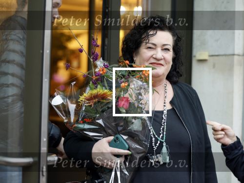 Den Haag 13 november 2023
In aanloop naar de Tweede Kamerverkiezingen organiseren de vrouwenbladen Libelle, Margriet, Flair en Nouveau gezamenlijk het VerkiezingscafÃ©. De vier hoofdredacteuren verwelkomen prominente vrouwen op de kieslijst van de grootste politieke partijen.
Op maandag 13 november 2023 gaan vooraanstaande vrouwelijke politici van verschillende partijen met elkaar in debat, onder leiding van journaliste Diana Matroos. Hoofdredacteuren Hilmar Mulder (Libelle), Helene van Santen (Margriet), Marije Veerman (Flair) en Claudia Straatmans (Nouveau) praten met hen over de belangrijkste themaâ€™s die hun lezeressen aangaan.
De volgende vrouwelijke politici schuiven aan om te vertellen waarvoor zij staan tijdens de Tweede Kamerverkiezingen: Sophie Hermans (VVD), Caroline van der Plas (BBB), Lisa Westerveld (GroenLinks/PvdA), Hilde Palland (CDA), JoÃ«lle Gooijer (ChristenUnie), Anne-Marijke Podt (D66) en Lilian Marijnissen (SP). Alles speelt zich af bij Dudok.