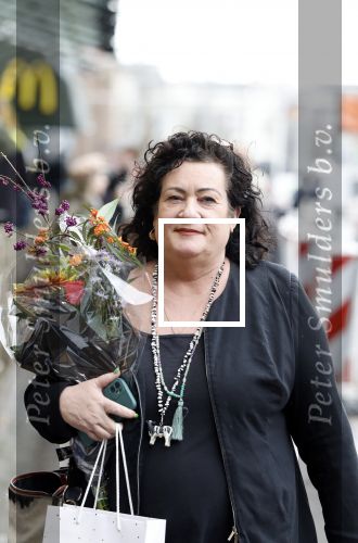 Den Haag 13 november 2023
In aanloop naar de Tweede Kamerverkiezingen organiseren de vrouwenbladen Libelle, Margriet, Flair en Nouveau gezamenlijk het VerkiezingscafÃ©. De vier hoofdredacteuren verwelkomen prominente vrouwen op de kieslijst van de grootste politieke partijen.
Op maandag 13 november 2023 gaan vooraanstaande vrouwelijke politici van verschillende partijen met elkaar in debat, onder leiding van journaliste Diana Matroos. Hoofdredacteuren Hilmar Mulder (Libelle), Helene van Santen (Margriet), Marije Veerman (Flair) en Claudia Straatmans (Nouveau) praten met hen over de belangrijkste themaâ€™s die hun lezeressen aangaan.
De volgende vrouwelijke politici schuiven aan om te vertellen waarvoor zij staan tijdens de Tweede Kamerverkiezingen: Sophie Hermans (VVD), Caroline van der Plas (BBB), Lisa Westerveld (GroenLinks/PvdA), Hilde Palland (CDA), JoÃ«lle Gooijer (ChristenUnie), Anne-Marijke Podt (D66) en Lilian Marijnissen (SP). Alles speelt zich af bij Dudok.