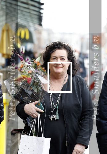 Den Haag 13 november 2023
In aanloop naar de Tweede Kamerverkiezingen organiseren de vrouwenbladen Libelle, Margriet, Flair en Nouveau gezamenlijk het VerkiezingscafÃ©. De vier hoofdredacteuren verwelkomen prominente vrouwen op de kieslijst van de grootste politieke partijen.
Op maandag 13 november 2023 gaan vooraanstaande vrouwelijke politici van verschillende partijen met elkaar in debat, onder leiding van journaliste Diana Matroos. Hoofdredacteuren Hilmar Mulder (Libelle), Helene van Santen (Margriet), Marije Veerman (Flair) en Claudia Straatmans (Nouveau) praten met hen over de belangrijkste themaâ€™s die hun lezeressen aangaan.
De volgende vrouwelijke politici schuiven aan om te vertellen waarvoor zij staan tijdens de Tweede Kamerverkiezingen: Sophie Hermans (VVD), Caroline van der Plas (BBB), Lisa Westerveld (GroenLinks/PvdA), Hilde Palland (CDA), JoÃ«lle Gooijer (ChristenUnie), Anne-Marijke Podt (D66) en Lilian Marijnissen (SP). Alles speelt zich af bij Dudok.