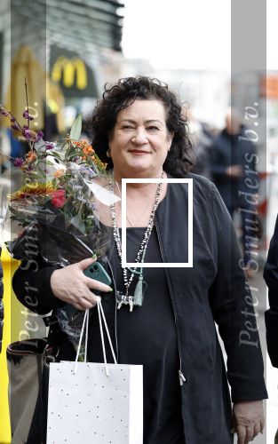 Den Haag 13 november 2023
In aanloop naar de Tweede Kamerverkiezingen organiseren de vrouwenbladen Libelle, Margriet, Flair en Nouveau gezamenlijk het VerkiezingscafÃ©. De vier hoofdredacteuren verwelkomen prominente vrouwen op de kieslijst van de grootste politieke partijen.
Op maandag 13 november 2023 gaan vooraanstaande vrouwelijke politici van verschillende partijen met elkaar in debat, onder leiding van journaliste Diana Matroos. Hoofdredacteuren Hilmar Mulder (Libelle), Helene van Santen (Margriet), Marije Veerman (Flair) en Claudia Straatmans (Nouveau) praten met hen over de belangrijkste themaâ€™s die hun lezeressen aangaan.
De volgende vrouwelijke politici schuiven aan om te vertellen waarvoor zij staan tijdens de Tweede Kamerverkiezingen: Sophie Hermans (VVD), Caroline van der Plas (BBB), Lisa Westerveld (GroenLinks/PvdA), Hilde Palland (CDA), JoÃ«lle Gooijer (ChristenUnie), Anne-Marijke Podt (D66) en Lilian Marijnissen (SP). Alles speelt zich af bij Dudok.