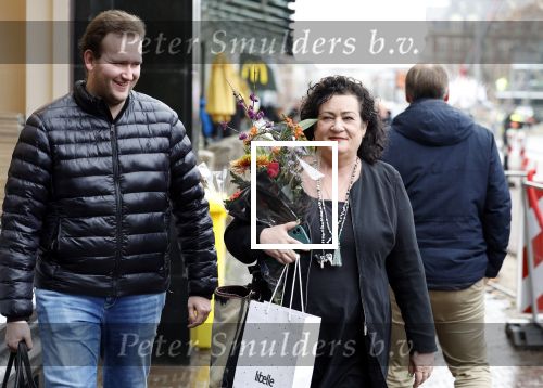 Den Haag 13 november 2023
In aanloop naar de Tweede Kamerverkiezingen organiseren de vrouwenbladen Libelle, Margriet, Flair en Nouveau gezamenlijk het VerkiezingscafÃ©. De vier hoofdredacteuren verwelkomen prominente vrouwen op de kieslijst van de grootste politieke partijen.
Op maandag 13 november 2023 gaan vooraanstaande vrouwelijke politici van verschillende partijen met elkaar in debat, onder leiding van journaliste Diana Matroos. Hoofdredacteuren Hilmar Mulder (Libelle), Helene van Santen (Margriet), Marije Veerman (Flair) en Claudia Straatmans (Nouveau) praten met hen over de belangrijkste themaâ€™s die hun lezeressen aangaan.
De volgende vrouwelijke politici schuiven aan om te vertellen waarvoor zij staan tijdens de Tweede Kamerverkiezingen: Sophie Hermans (VVD), Caroline van der Plas (BBB), Lisa Westerveld (GroenLinks/PvdA), Hilde Palland (CDA), JoÃ«lle Gooijer (ChristenUnie), Anne-Marijke Podt (D66) en Lilian Marijnissen (SP). Alles speelt zich af bij Dudok.