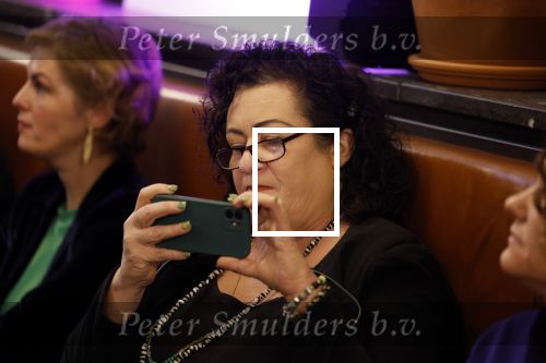 Den Haag 13 november 2023
In aanloop naar de Tweede Kamerverkiezingen organiseren de vrouwenbladen Libelle, Margriet, Flair en Nouveau gezamenlijk het VerkiezingscafÃ©. De vier hoofdredacteuren verwelkomen prominente vrouwen op de kieslijst van de grootste politieke partijen.
Op maandag 13 november 2023 gaan vooraanstaande vrouwelijke politici van verschillende partijen met elkaar in debat, onder leiding van journaliste Diana Matroos. Hoofdredacteuren Hilmar Mulder (Libelle), Helene van Santen (Margriet), Marije Veerman (Flair) en Claudia Straatmans (Nouveau) praten met hen over de belangrijkste themaâ€™s die hun lezeressen aangaan.
De volgende vrouwelijke politici schuiven aan om te vertellen waarvoor zij staan tijdens de Tweede Kamerverkiezingen: Sophie Hermans (VVD), Caroline van der Plas (BBB), Lisa Westerveld (GroenLinks/PvdA), Hilde Palland (CDA), JoÃ«lle Gooijer (ChristenUnie), Anne-Marijke Podt (D66) en Lilian Marijnissen (SP). Alles speelt zich af bij Dudok.