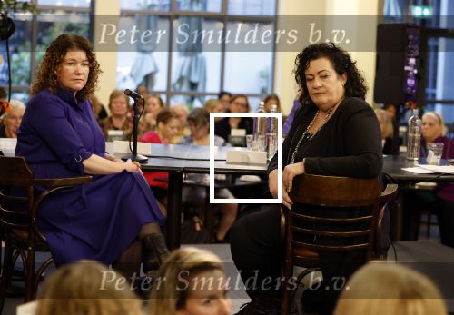 Den Haag 13 november 2023
In aanloop naar de Tweede Kamerverkiezingen organiseren de vrouwenbladen Libelle, Margriet, Flair en Nouveau gezamenlijk het VerkiezingscafÃ©. De vier hoofdredacteuren verwelkomen prominente vrouwen op de kieslijst van de grootste politieke partijen.
Op maandag 13 november 2023 gaan vooraanstaande vrouwelijke politici van verschillende partijen met elkaar in debat, onder leiding van journaliste Diana Matroos. Hoofdredacteuren Hilmar Mulder (Libelle), Helene van Santen (Margriet), Marije Veerman (Flair) en Claudia Straatmans (Nouveau) praten met hen over de belangrijkste themaâ€™s die hun lezeressen aangaan.
De volgende vrouwelijke politici schuiven aan om te vertellen waarvoor zij staan tijdens de Tweede Kamerverkiezingen: Sophie Hermans (VVD), Caroline van der Plas (BBB), Lisa Westerveld (GroenLinks/PvdA), Hilde Palland (CDA), JoÃ«lle Gooijer (ChristenUnie), Anne-Marijke Podt (D66) en Lilian Marijnissen (SP). Alles speelt zich af bij Dudok.