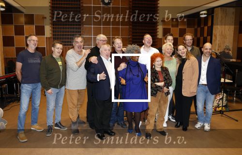 Hilversum 19 november 2023
Presentatie kijkbuisvrienden met oa Loeki Knol
Tony Neef
Maroesja Lacunes
Barrie Stevens
Bram Biesterveld.
Ydwer Bosma is de producent.