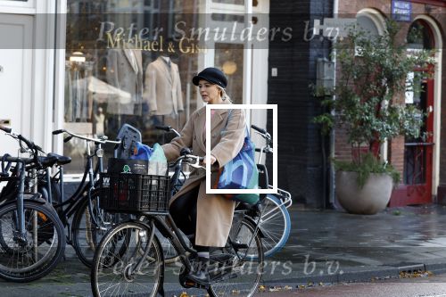 Amsterdam 25 november 2023
Chantal Janzen op de fiets boodschapen doen in Amsterdam zuid.