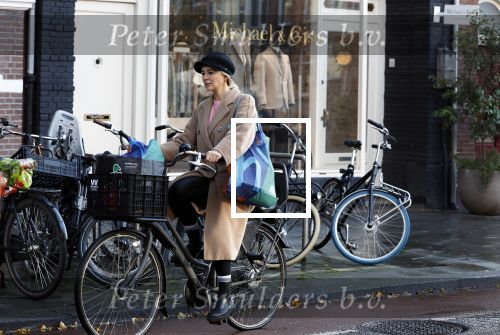 Amsterdam 25 november 2023
Chantal Janzen op de fiets boodschapen doen in Amsterdam zuid.