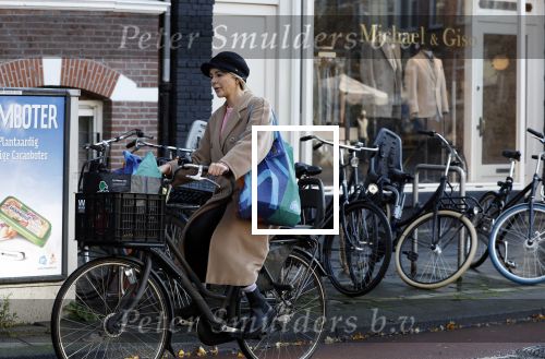 Amsterdam 25 november 2023
Chantal Janzen op de fiets boodschapen doen in Amsterdam zuid.