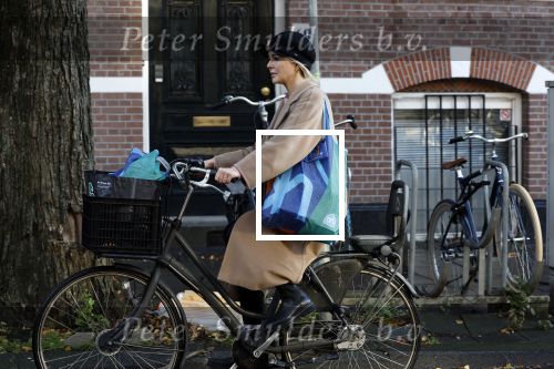 Amsterdam 25 november 2023
Chantal Janzen op de fiets boodschapen doen in Amsterdam zuid.