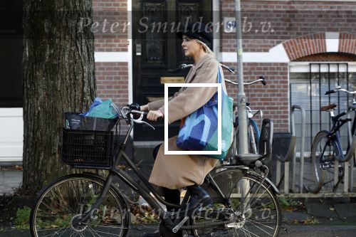 Amsterdam 25 november 2023
Chantal Janzen op de fiets boodschapen doen in Amsterdam zuid.