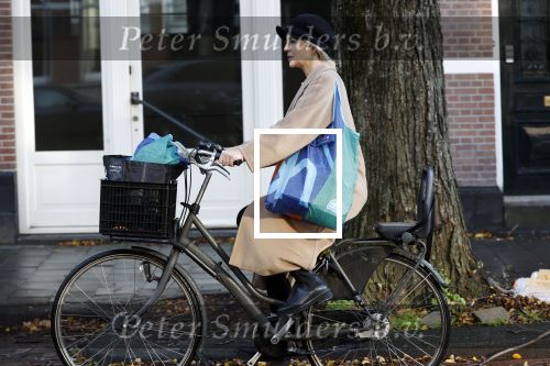 Amsterdam 25 november 2023
Chantal Janzen op de fiets boodschapen doen in Amsterdam zuid.